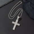 Dettaglio del pendente a croce argento con diamanti e catena a corda intrecciata - Pendente + Catena a Corda [Argento]