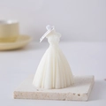 Elegante witte trouwjurk geurkaars met verfijnde bloemendetails en een label - Klein / crème