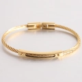 Makroansicht der 18K Gold-Kabelarmreif mit polierten Metallperlen und feiner Textur - Gold