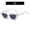 Lunettes de soleil triangulaires géométriques blanches avec verres gris foncé C7 - Monture blanc plein verres gris