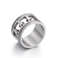 Breiter silberner Ring mit Hohlfiguren und doppelten Reihen weißer Kristalle - US 6 / Silberne Hohlfigurendekoration (KR44193-K) / Silber