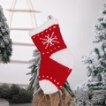 Gestrickter roter Weihnachtssocke mit weißen Schneeflockenmustern und Polka-Dots Deko - Schneeflocken-Stil Gestrickte Socke