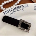 Nahaufnahme der schwarzen Samt-Haarklammer mit quadratischem Strass auf Keramikteller - Quadratischer Strass