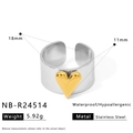 Dettaglio dell'anello largo bicolore in acciaio inossidabile con cuore dorato da 18mm - Stile Base Argento Cuore Oro (NB-R24514)