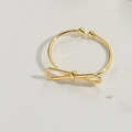 Minimalistischer verstellbarer Schleifenring in Goldoptik auf texturierter Basis - Knoten (Gold)