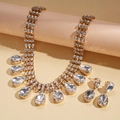 Detail eines luxuriösen Goldhalsketten-Sets mit weißen Strasssteinen und Kristalltropfen - Wassertropfen Quaste Halskette Ohrring Set / Gold (Zweiteiliges Set)