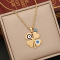 Collana con ciondolo a quadrifoglio dorato con occhi blu su un libro d'epoca retrò - Collana (Stile 1)