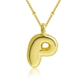 Collier avec pendentif lettre P 3D doré poli et chaîne à billes sur fond blanc - Lettre P