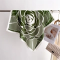 Dettaglio della consistenza della seta e dei motivi geometrici floreali sul foulard quadrato - Verde