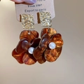 Boucles d'oreilles fleur en résine ambrée avec perle blanche et clous dorés - 37# Boucle d'Oreille Résine Ambre Fleur Dorée (Tige en Argent)