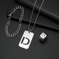 Details des silbernen Edelstahlschmuck-Sets mit graviertem Buchstaben D auf Anhänger und Ring - Set D