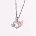 Detalle del colgante de guirnalda con flor azul y mariposa rosa en cadena plateada - Guirnalda de Flores de Mariposa Rosa (Plata 1)