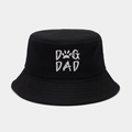 Dettaglio del ricamo bianco DOG DAD con zampetta su un cappello a secchiello nero in cotone - Nero