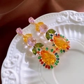 Dettaglio di orecchini barocchi vintage con cristalli colorati su piatto in ceramica - 9# Perno in argento - Giallo - Goccia d'acqua
