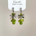 Pendientes en forma de C bañados en plata con racimos de cristal verde y detalles florales - Poste de pendiente de plata - Plata - Verde