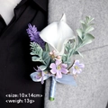 Weiße Calla-Ansteckblume mit lila Lavendel und blauem Band am grauen Anzug - Weiß