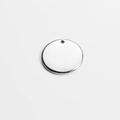 Makroansicht eines blanken silbernen Edelstahl-Rundanhängers mit Loch und glatter Oberfläche - 22mm / Stahlfarbe