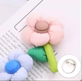 Spilla a fiore in maglia rosa e blu con foglia verde e dettaglio di chiusura in metallo - Accessorio Fiore Rosa