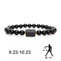 Détail du bracelet Balance en perles noires mates avec perles en métal doré et symbole - Balance