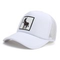 Dettaglio di un cappello trucker in rete bianca con una toppa grafica a forma di asino - L (58-60cm) / Bianco