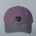 Dettaglio del ricamo a cuore e trama in cotone lavato su un cappellino da baseball - M(56-58cm) / Viola