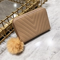 Korte gewatteerde portemonnee donkerbeige met pomponhanger en gouden rits - Khaki