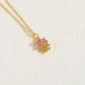 Collier méduse doré élégant avec pierre rose et pendentif en zircon sur une chaîne fine - Méduse en Zirconia Rose (XL2630)
