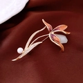 Dettaglio spilla orchidea con smalto viola, cristalli scintillanti e perla bianca - Spilla 28# - Oro - Marrone - Bianco - Placcato Oro Massiccio