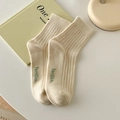 Cremeweiße Baumwollsocken mit Rippmuster und grünem hello-Aufdruck auf der Sohle - Beige