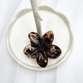 Molla per capelli a fiore di plumeria color ambra su vassoio portagioie bianco - Grande / Leopardo Caffè