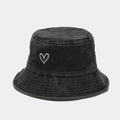 Dettaglio del ricamo a cuore e della trama lavata sul cappello alla pescatora vintage - Nero