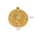Dettaglio del ciondolo a sole dorato 18mm con dimensioni e strass trasparenti lucidi - 5 Zirconia Bianca - Sole Tondo