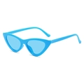 Retro Katzenaugen-Sonnenbrille mit schmalem Rahmen in leuchtendem Cyanblau - Blauer Rahmen / Blaue Gläser