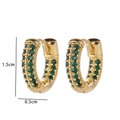 Vista macro de pendientes de aro dorados con circonitas verdes y altura de 1,5 cm - Estilo Pavé Verde (A1)