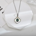 Retro-Halskette mit grünem ovalem Edelstein, Perlmutteinlage und silberner Metallkette - Silber