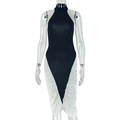 Detail eines schwarz-weiß kontrastierenden figurbetonten Kleides mit seitlicher Raffung - S / Schwarz & Weiß