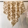 Dettaglio del foulard in seta champagne con motivi geometrici marroni e drappeggio - Beige