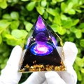 Vue détaillée d'une pyramide en résine avec boule de cristal violette et feuille d'or - Style 52