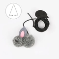 Giocattolo per gatti con coniglio di peluche grigio, orecchie rosa e corda elastica - Coniglio Grigio Con Clip Triangolare