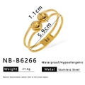 Detailansicht eines goldfarbenen Edelstahl-Armreifs mit doppelten Bändern und Metallkugeln - Doppelkugel Offener Armreif-Stil (NB-B6266)