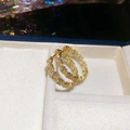 Detailopname van gouden oorbellen met zirkoon en parelmoer in een witte luxe sieradendoos - Volledige Zirkoon Creolen (Goud)