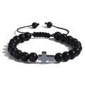 Dettaglio del bracciale intrecciato con perle nere opache e ciondolo a croce - Nero Opaco + Croce di Ematite