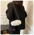 Moderna borsa da sera in acrilico bianco a nuvola con catena d'argento su blazer - Bianco Marmo