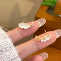 Boucles d'oreilles vintage fleurs en émail blanc avec détails dorés élégants - 54# Tige en Argent - Pétale Forme Éventail