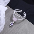 Detailaufnahme von S925 Silberring mit rosa Herz und lila Zirkonia-Bär-Anhänger - Einstellbar Offen / Weißgold