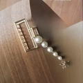 Boucles d'oreilles élégantes en or avec perles et fleur évidée sur support en bois - Pince à Cheveux Carrée Perle Frange Doré