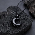 Pendentif croissant de lune noir en obsidienne avec cordon tressé sur pierre volcanique - Noir