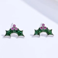 Nahaufnahme von glitzernden Stechpalmen-Ohrringen mit rosa Beeren aus Zirkonia - Silber Stechpalmenblatt Stil Mit Bunten Steinen (VE1575)