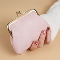 Mini portamonete in pelle rosa con trama litchi e chiusura in metallo dorato in dettaglio - Rosa