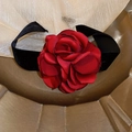 Elegante gargantilla de terciopelo negro con una gran rosa roja de tela y cadena dorada - Collar de rosa roja